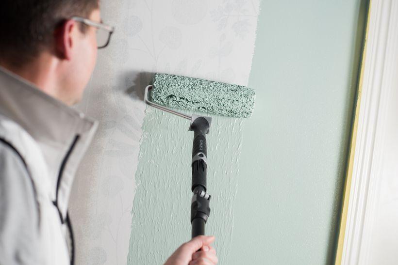 Nový nátěr stěn dokáže zázraky. Prostor získá světlost, čistotu a úplně jinou atmosféru. Ukážeme vám, jak to zvládnout jednoduše a bez zbytečného stresu.