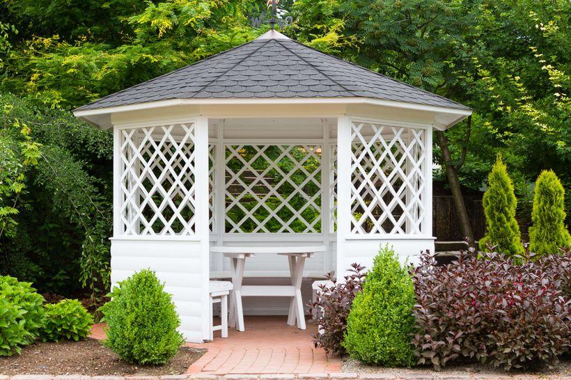 Dřevo v exteriéru působí přirozeně, teple a nadčasově. Aby si ale zachovalo svůj vzhled a funkčnost, potřebuje správnou ochranu. Sluneční UV záření, déšť, mráz či vlhkost dřevo časem poškozují – proto je důležité zvolit kvalitní nátěr.