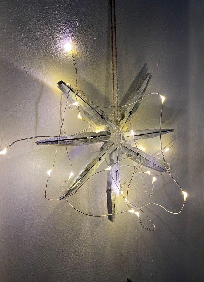 Vánoce jsou ideálním časem pro tvoření. Pokud hledáte nápad, jak si vyrobit originální dekoraci, máme pro vás skvělý tip. Vánoční hvězdu ze dřevěných kolíčků zvládnete snadno a vypadá stylově. Navíc odstín můžete přizpůsobit svému interiéru.