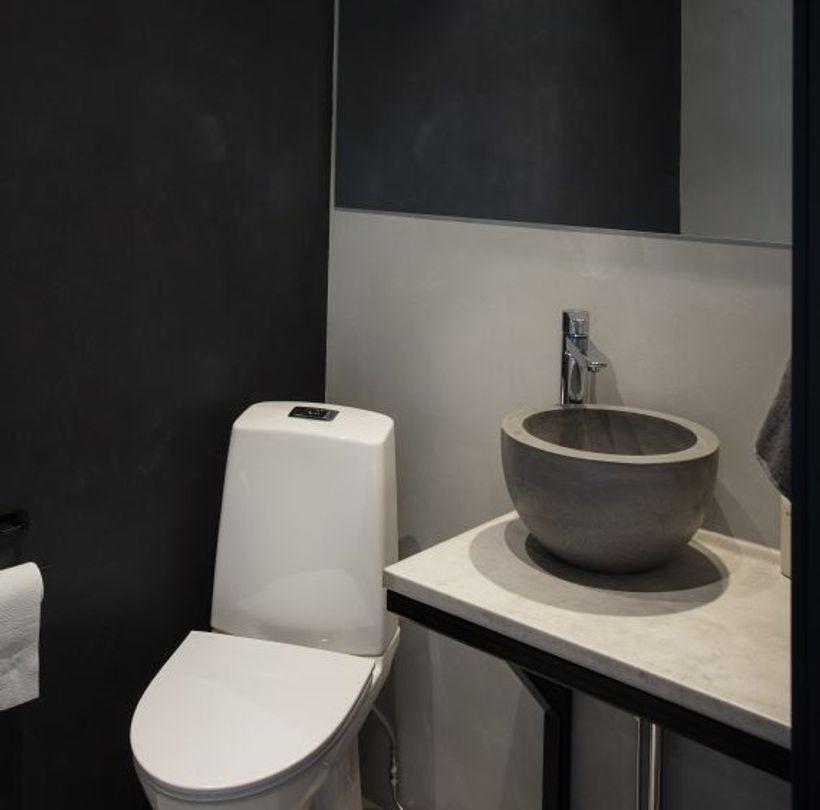 Správný výběr odstínu dokáže koupelně dodat úplně nový charakter. Od jemné romantické růžové, přes trendy šedou, až po dramatickou černou či hluboké luxusní tóny – podívejte se na náš přehled nejoblíbenějších barev do koupelny.